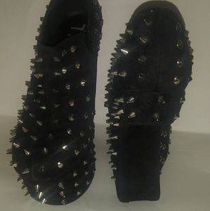 Black pumps from traffic